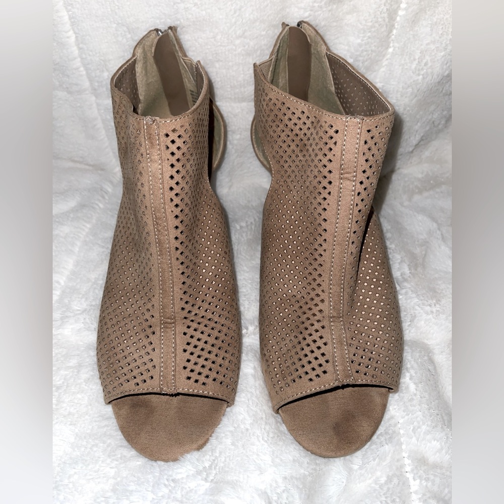 a.n.a Peep-toe Wedge Women’s Size 10, Beige